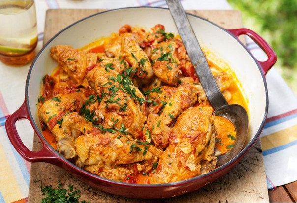 Тушеная курица с паприкой в сливках в мультиварке