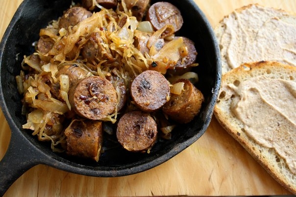 Польские колбаски с квашеной капустой