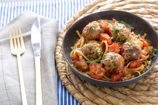 Мясные шарики из индейки и лингвини с томатным соусом и сыром Пекорино