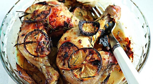 Запеченные куриные окорочка с лимоном, чесноком и травами Запеченные куриные окорочка с лимоном, чесноком и травами