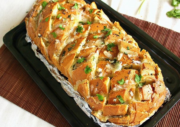 Закусочный хлеб с сыром и зеленью Закусочный хлеб с сыром и зеленью