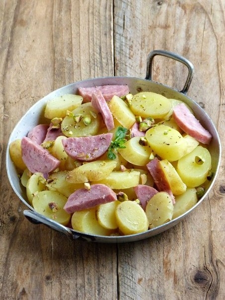 Теплый салат с картофелем и колбасками