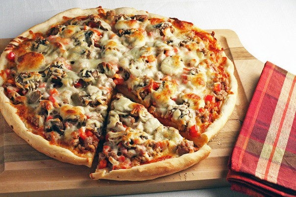 Пицца с сосисками, болгарским перцем и грибами