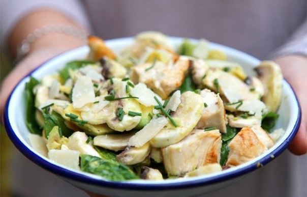 Теплый салат с курицей и авокадо