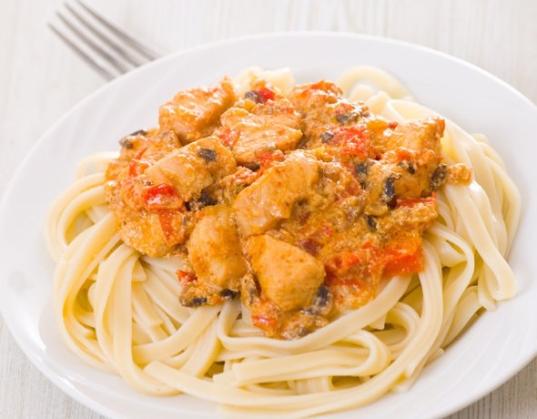 Макароны с томатным соусом и рыбой