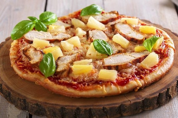 Пицца с курицей и ананасом