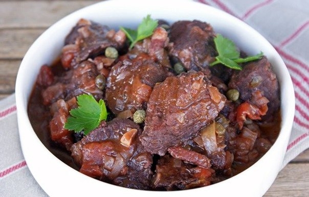 Тушеная говядина с оливками и беконом