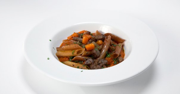 Жареные макароны с говядиной и томатным соусом