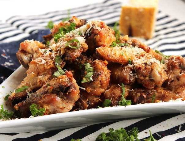 Куриные крылышки с чесноком и сыром
