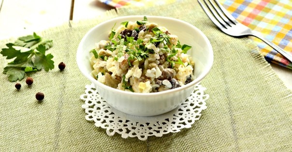 Грибной салат с курицей и рисом