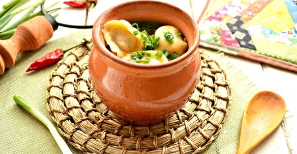 Пельмени в горшочках с овощами