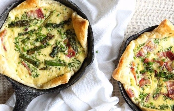 Мини-киш с беконом и спаржей