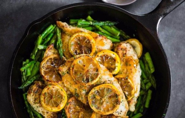 Курица с лимоном и спаржей