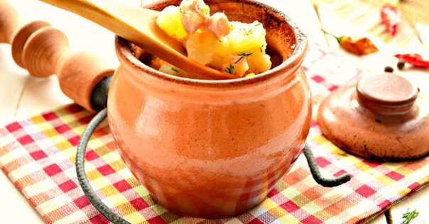Картофель с куриной грудкой в горшочках