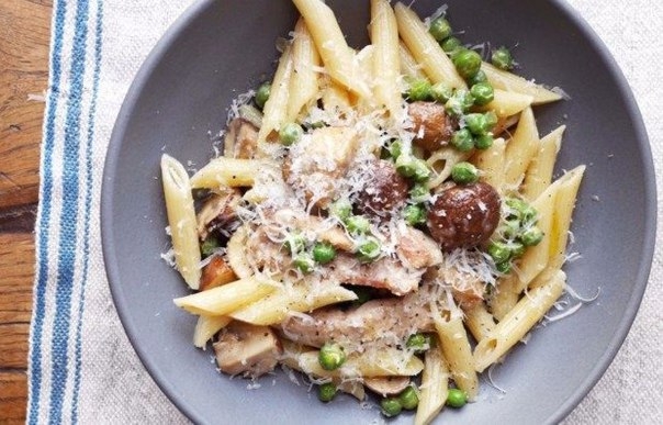 Пенне с курицей, грибами и зеленым горошком