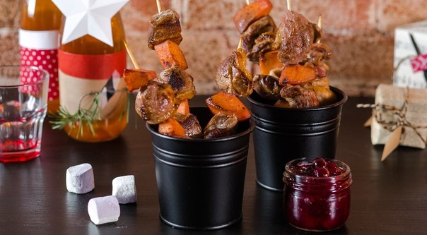 Шашлычки из утиной грудки и айвы