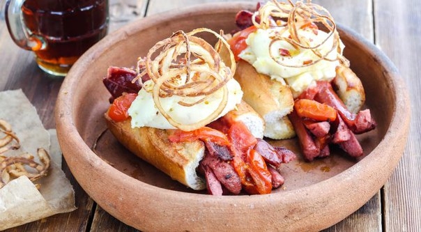 Хот дог с картофельным пюре, копчёными колбасками и луком фри