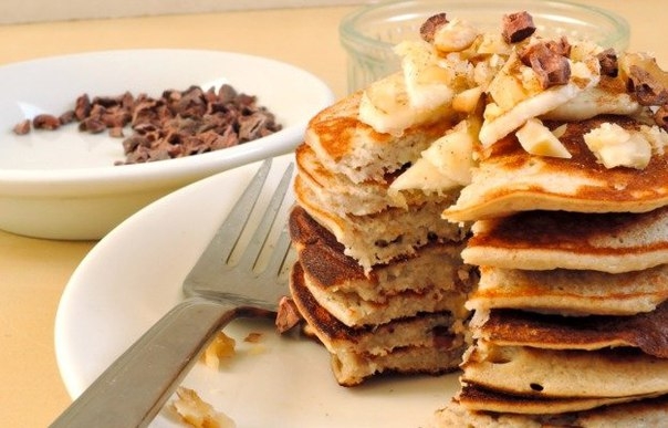 Панкейки с бананом и грецким орехом Панкейки с бананом и грецким орехом