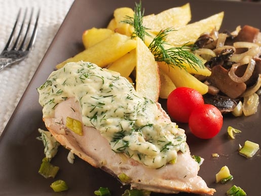 Куриные грудки под сырным соусом с картофелем и грибами Куриные грудки под сырным соусом с картофелем и грибами