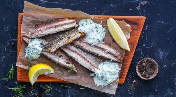 Скумбрия с йогуртовым соусом