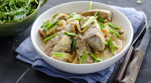 Говяжья печенка с луком и сметаной