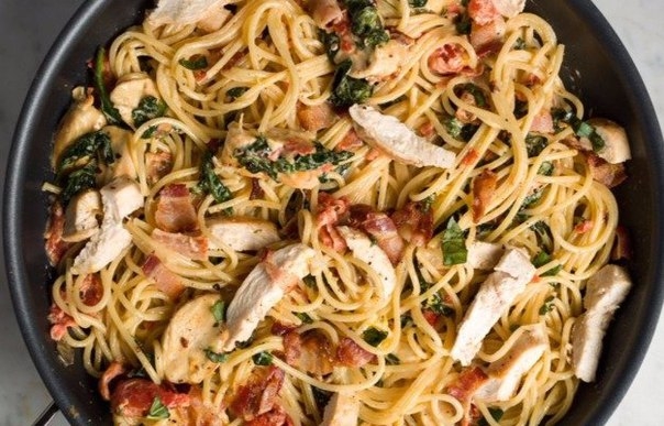 Спагетти с курицей, беконом и шпинатом