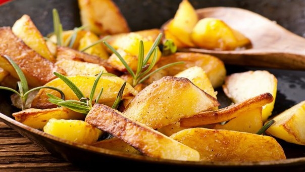 Жареная картошка с луком и зеленью