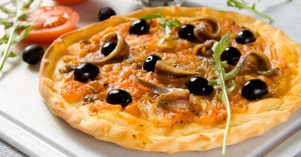 Пицца с анчоусами и маслинами