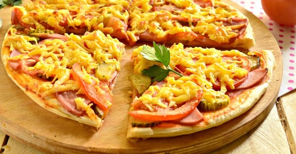 Пицца с колбасой и солёными огурцами