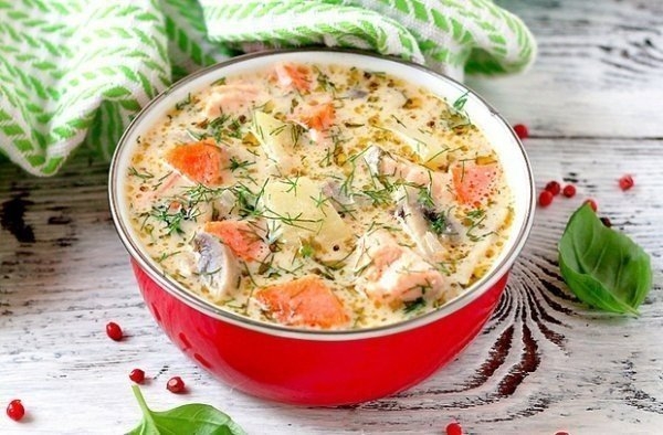 Сырный суп с форелью и грибами