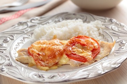 Запеченная куриная грудка с сыром, помидорами и рисом