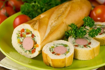 Закрытый бутерброд с сосисками, соленым огурцом и болгарским перцем Закрытый бутерброд с сосисками, соленым огурцом и болгарским перцем