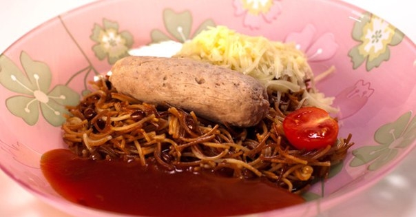 Домашние сосиски с жареными макаронами