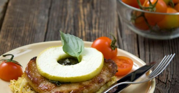 Свиной эскалоп с картофельными оладьями и яблоками