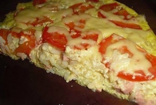 Запеканка с рисом, сыром и колбасой.
