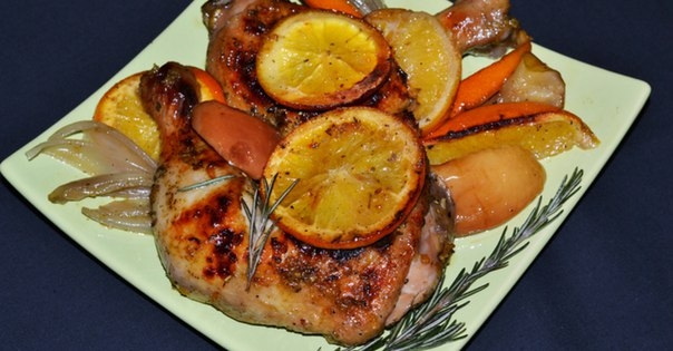 Куриные окорочка с апельсинами и яблоком в духовке