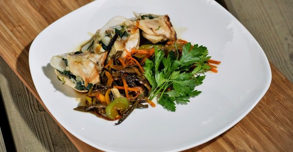 Фаршированная куриная грудка с тёплым салатом