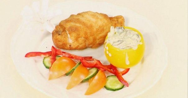 Котлета по-киевски с жюльеном и овощами