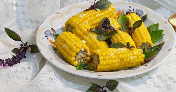 Отварная кукуруза в сырном соусе