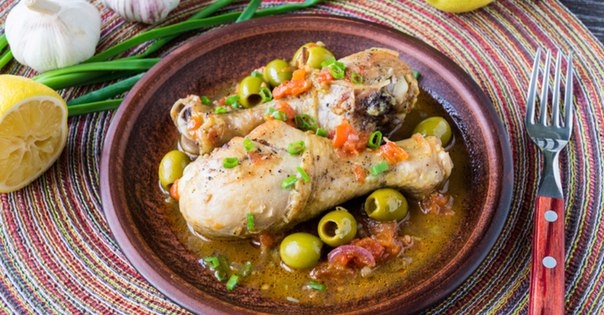 Куриные голени с оливками и томатами
