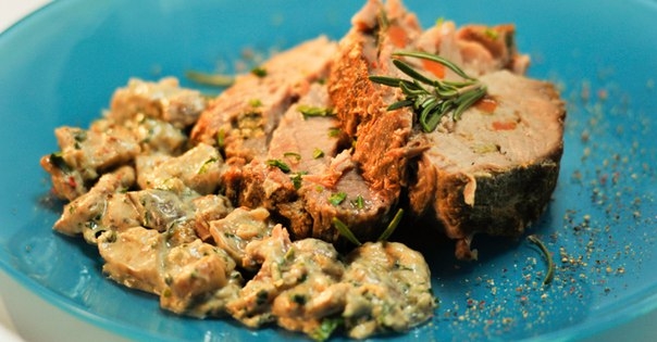 Запечённая свинина с грибным соусом