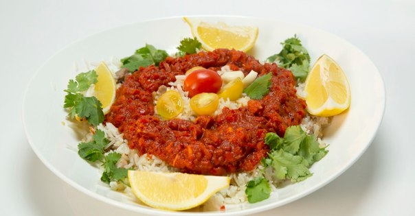 Паэлья с курицей и томатным соусом