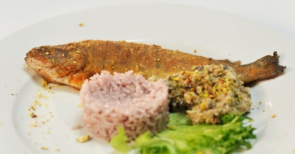 Речная форель с фиолетовым рисом и грибным соусом