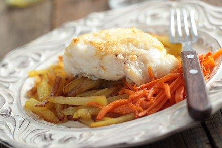 Жареная треска с овощами