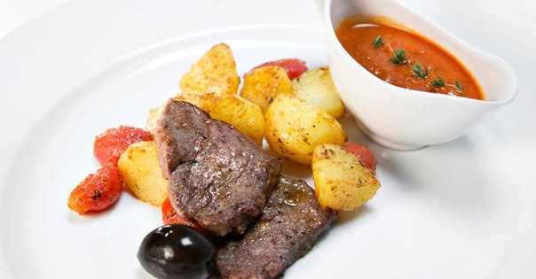 Говядина с картофелем и томатным соусом