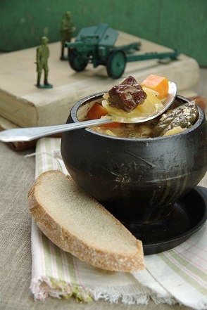 Картофель с мясом в горшочке