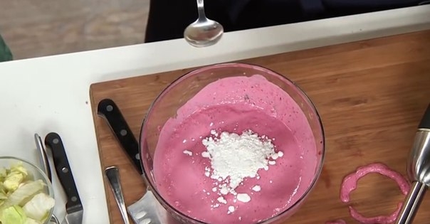 Ролл с креветками и клюквенным майонезом
