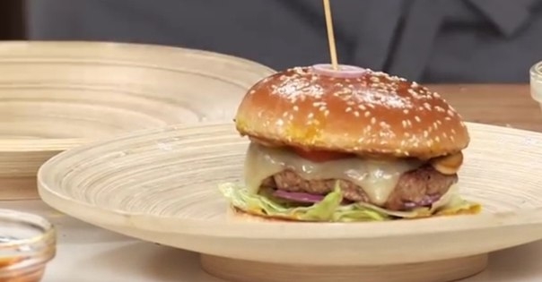 Бургер с цесаркой и медовым соусом