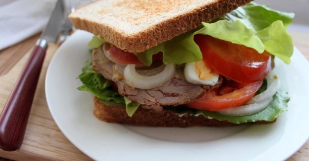 Сэндвич по-деревенски с бужениной, перепелиным яйцом, овощами и салатом