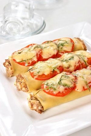 Каннеллони с фаршем и помидорами